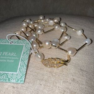 Pearl Gold and White Necklace with Leaf Accent